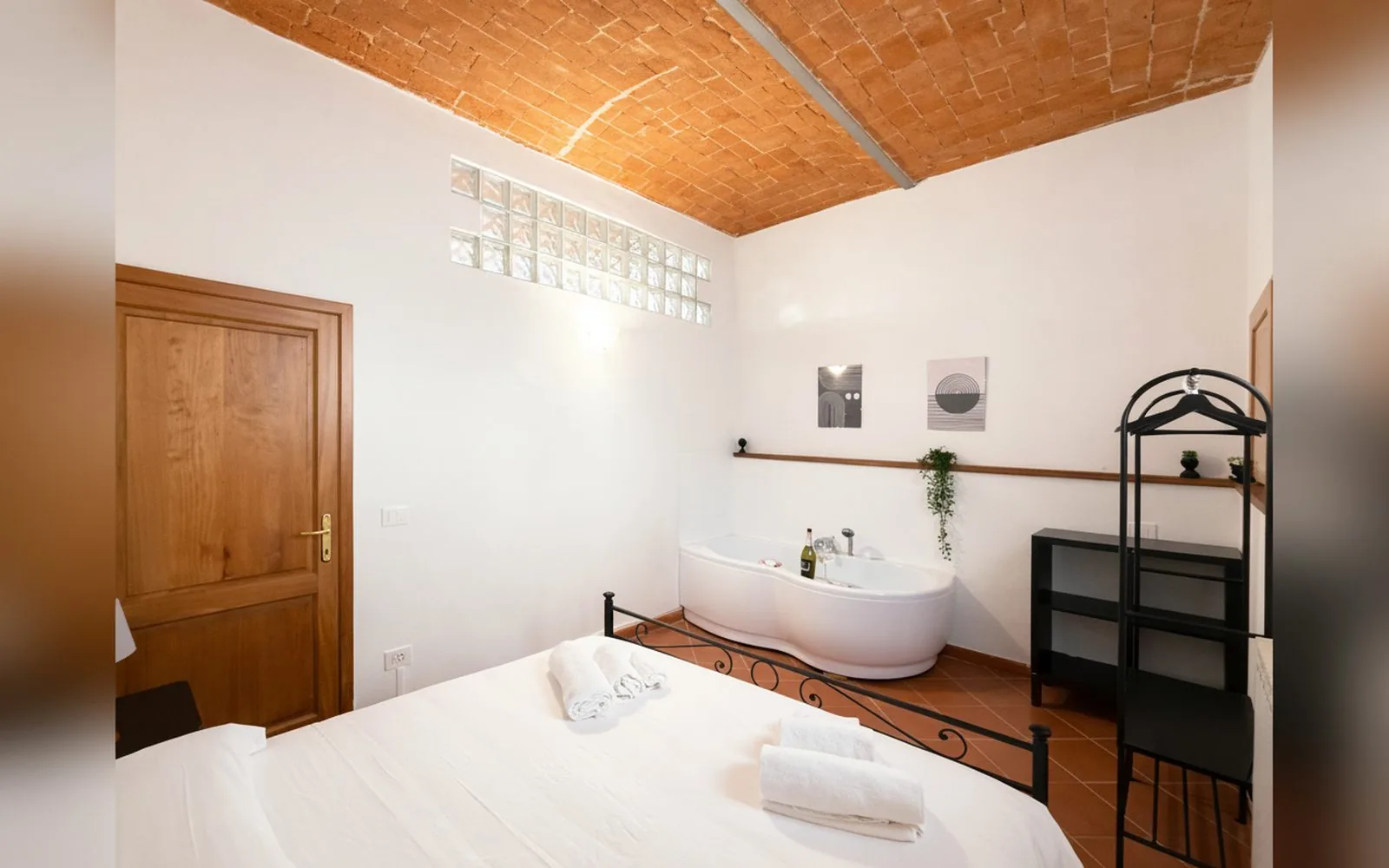 Oasis Apartment — Appartamenti con vasca idromassaggio e parcheggio a Prato, — galleria foto 4