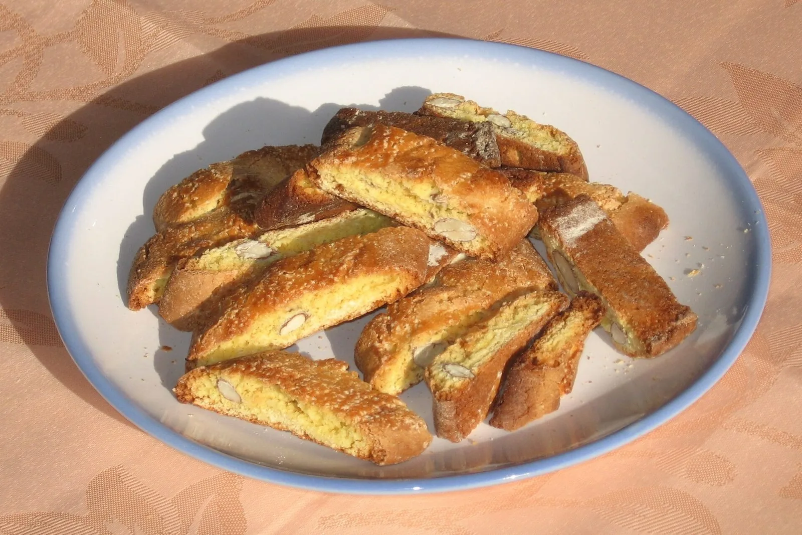 Biscotti di Prato con mandorle serviti su un piatto bianco