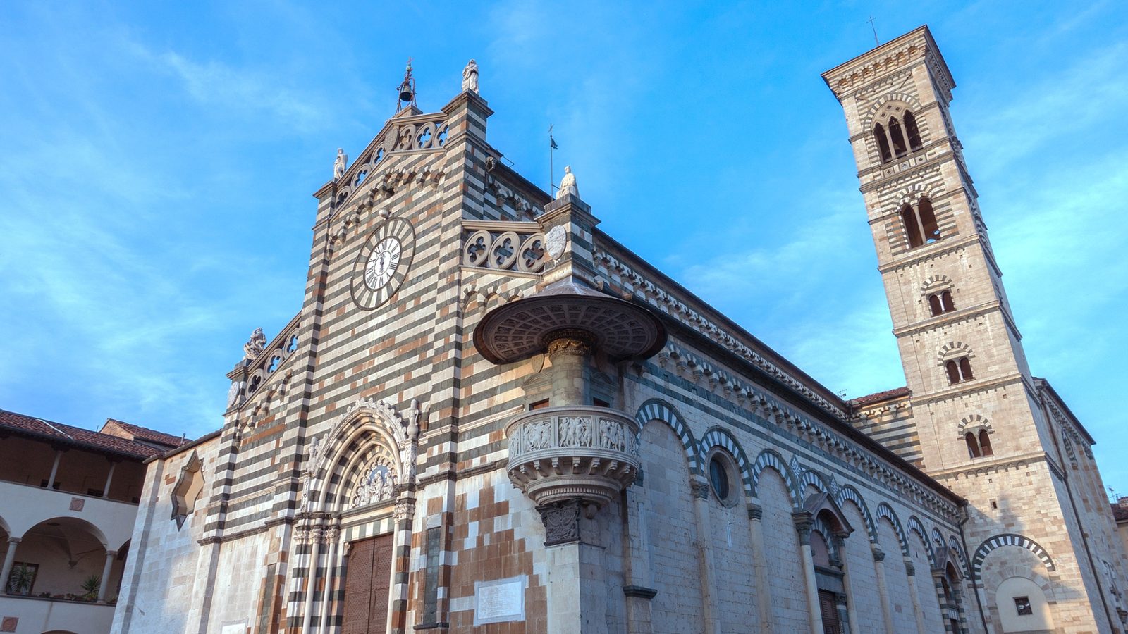 La facciata a fasce bianche e verdi del Duomo di Prato con il campanile