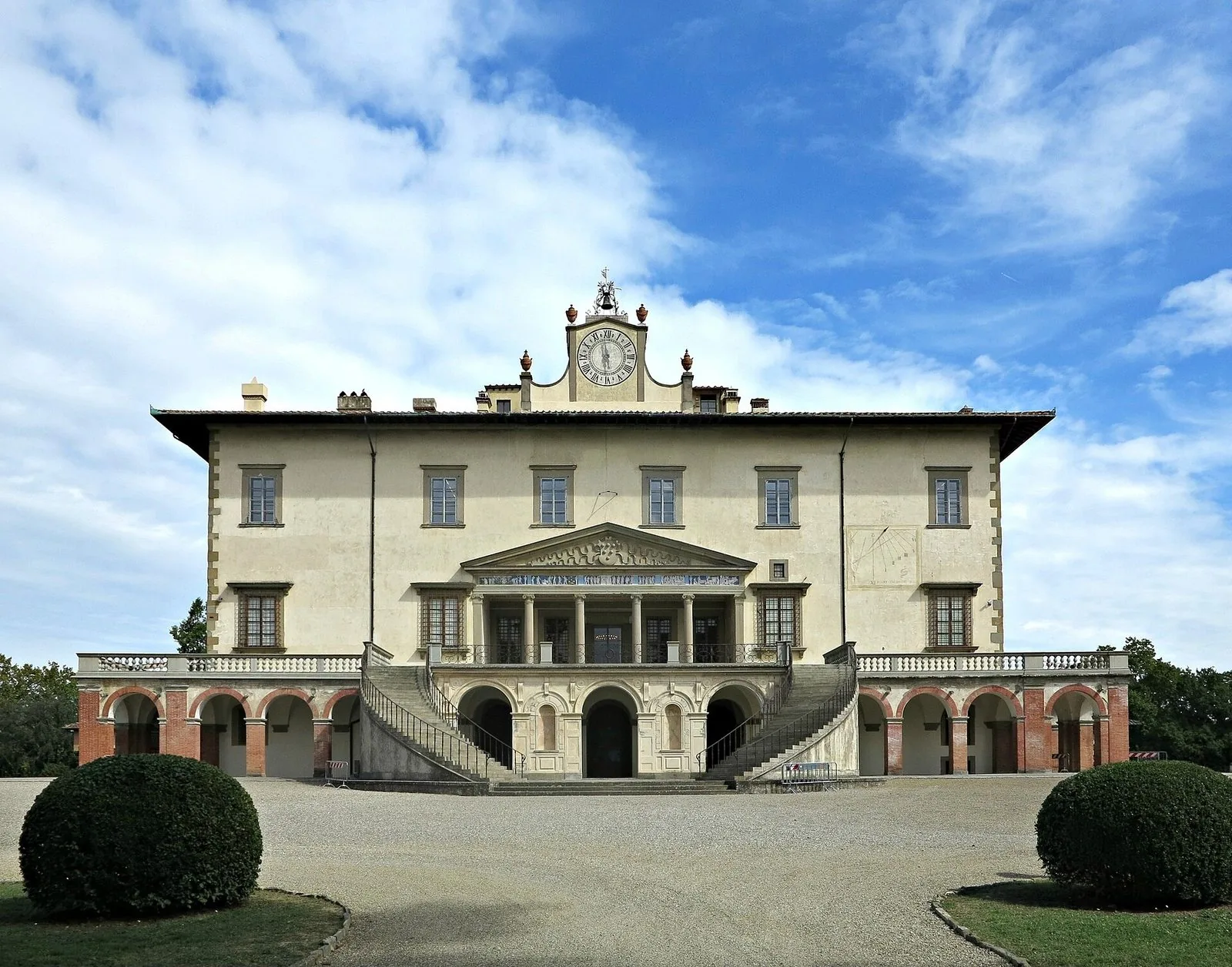 La villa medicea di Poggio a Caiano vista dal viale d'ingresso