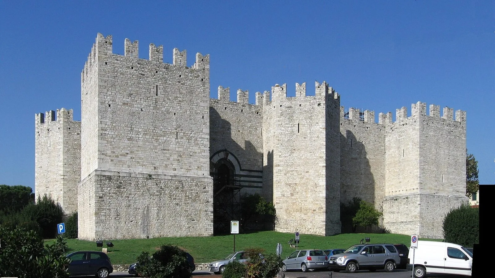 Il Castello dell'Imperatore di Prato visto dall'esterno, con le mura merlate e le torri quadrate