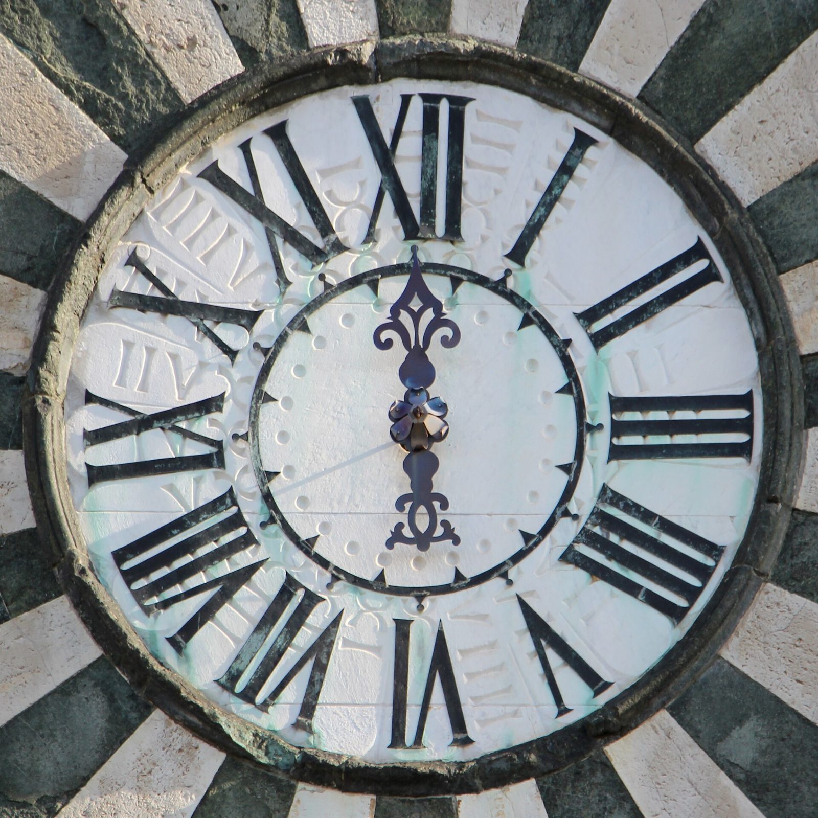 Dettaglio dell'orologio quattrocentesco sulla facciata del Duomo di Prato