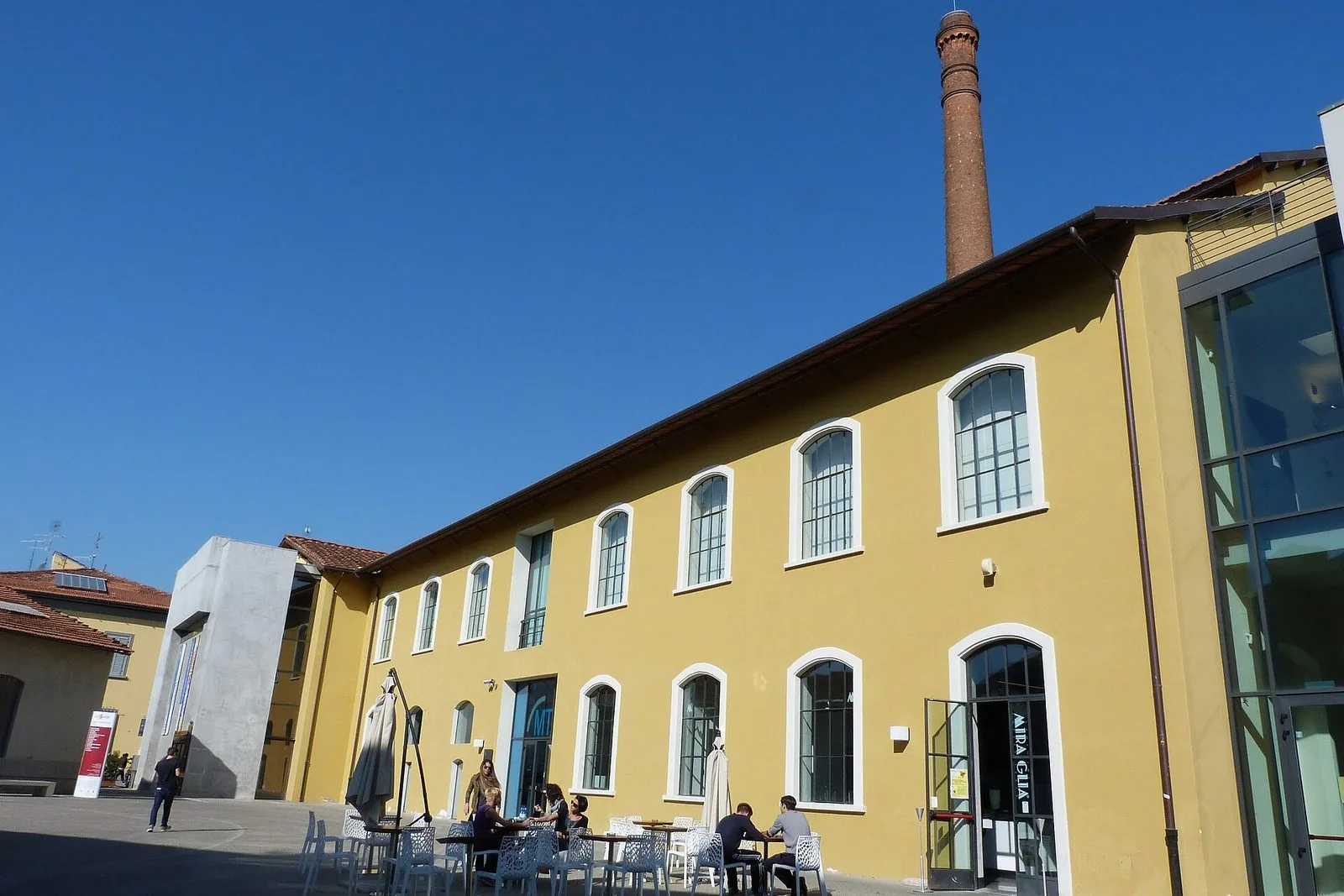 L'edificio dell'ex fabbrica Campolmi a Prato con la ciminiera in mattoni