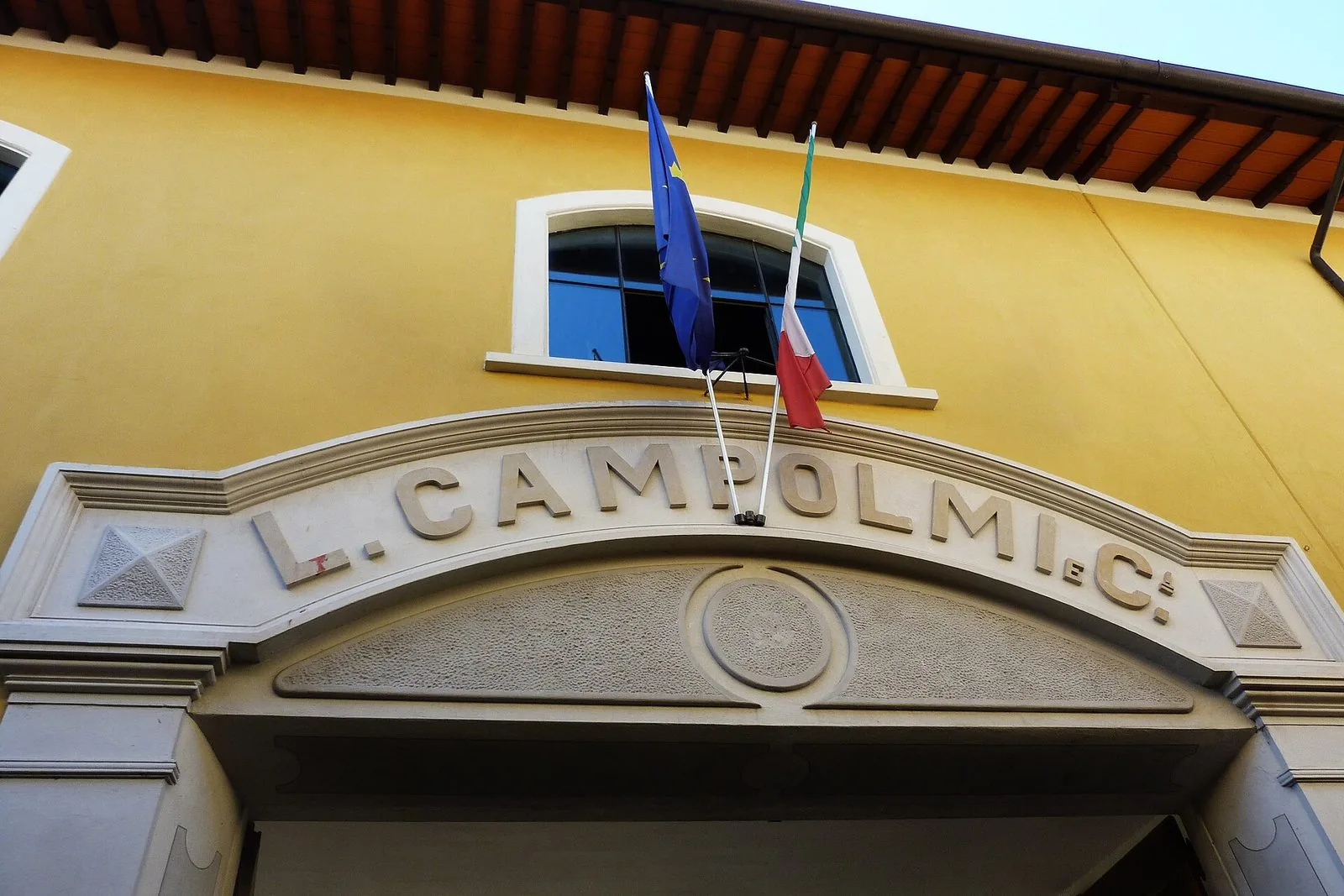 L'ingresso dell'ex fabbrica Campolmi a Prato, con l'insegna storica L. Campolmi & C.