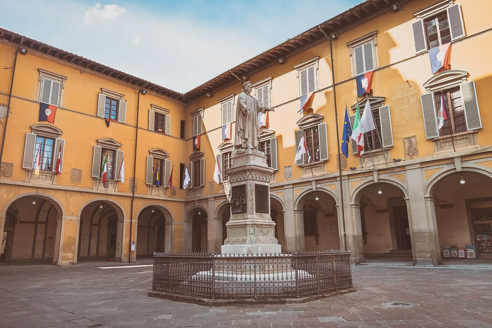 Piazza del Comune a Prato con il Palazzo Comunale e il monumento a Francesco Datini