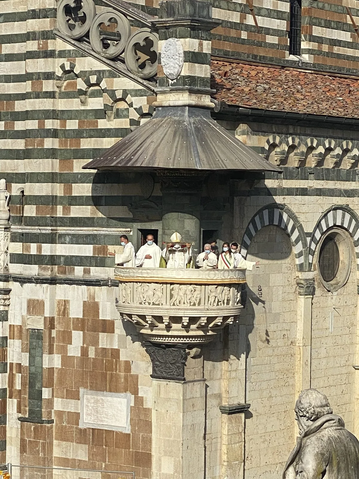 Il pulpito di Donatello e Michelozzo all'angolo della facciata del Duomo di Prato