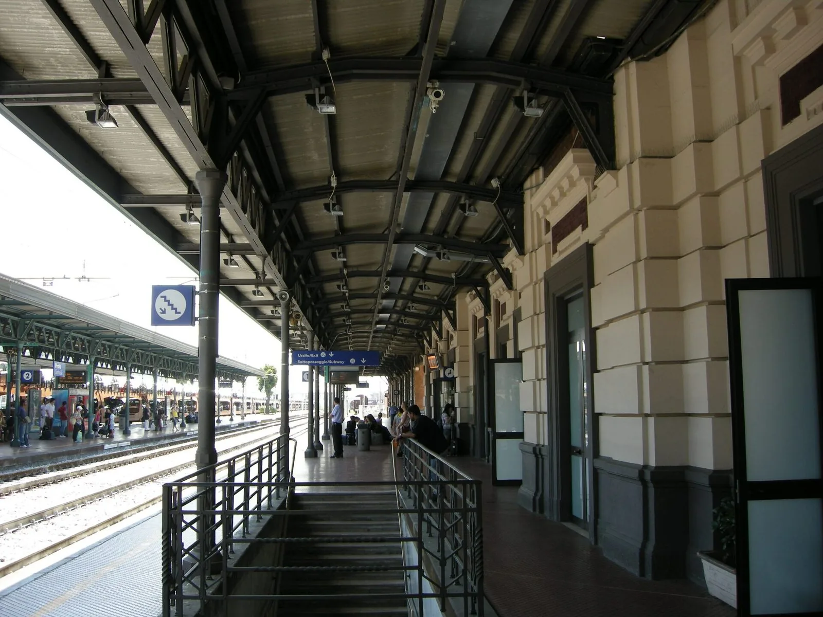 Il marciapiede e i binari della stazione di Prato Centrale
