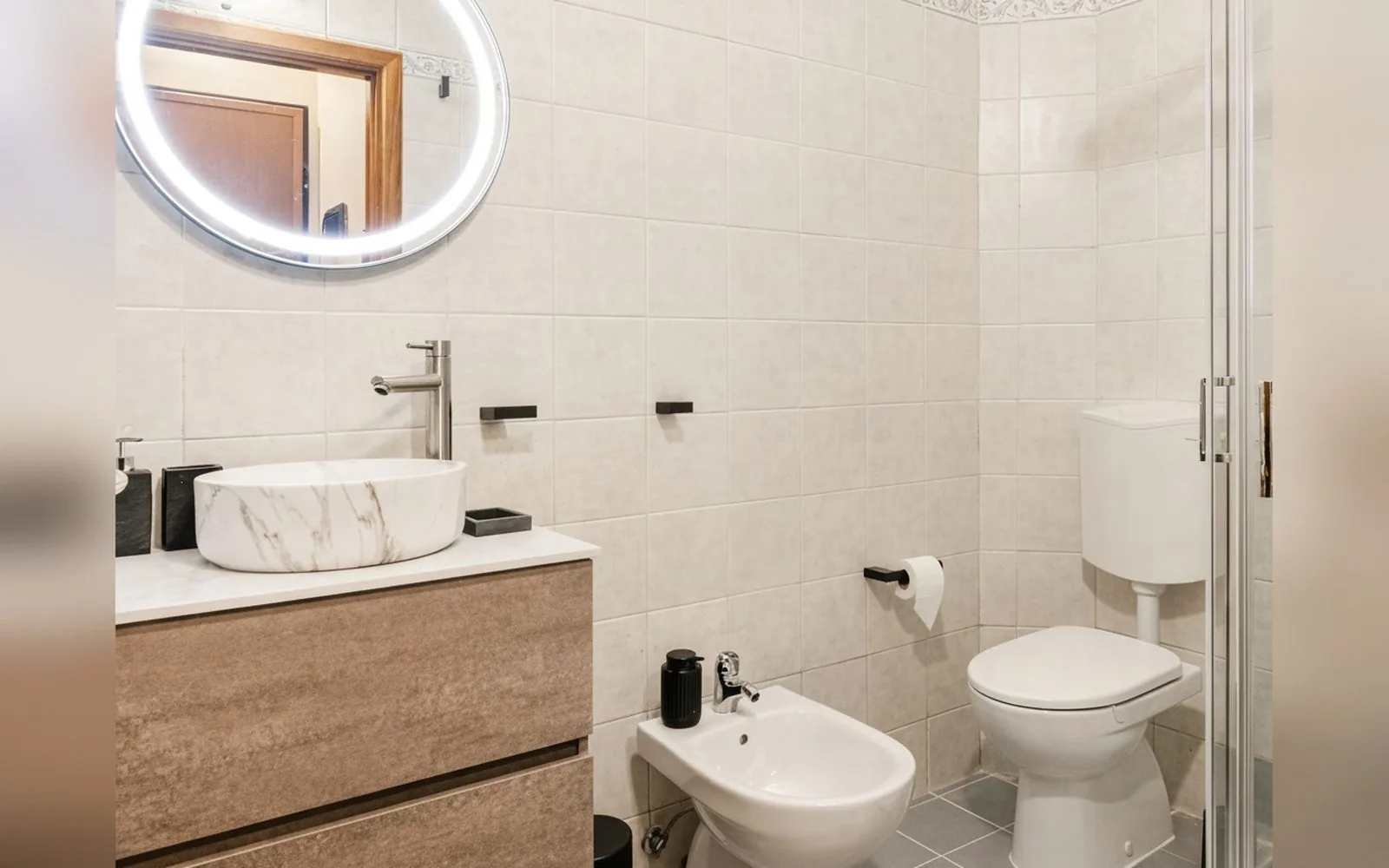 Bagno con lavabo e bidet - Paradise Apartment